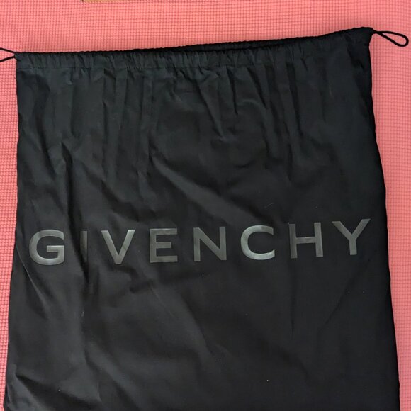 Givenchy Small Antigona bag in grained leather - Picture 9 of 11